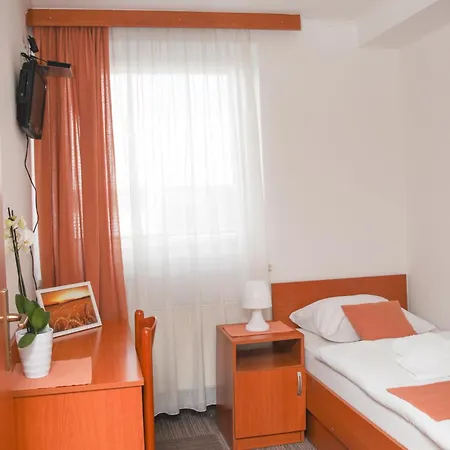 Restavracija In Prenocisca Carda Szálloda 3*