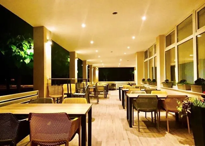 Restavracija In Prenocisca Carda Hotel