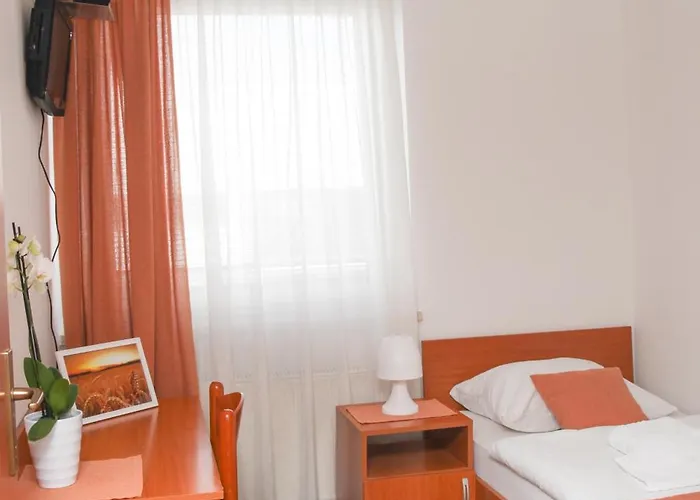 Restavracija In Prenocisca Carda Hotel 3*